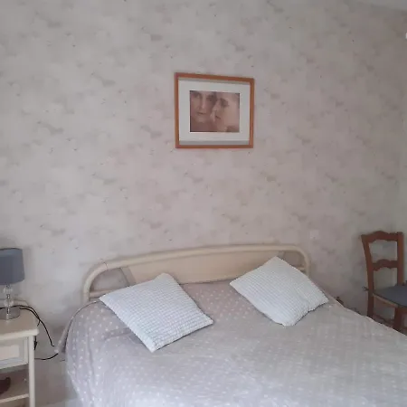 Holiday home Fleur De Tilleul Vailhourles
